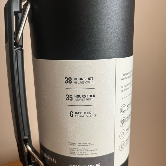 Stanley Black The Legendary Classic Bottle 1.5 QT 1.4 L NWT - Picture 3 of 5